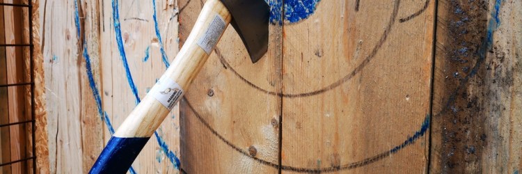 axe throwing in de bijlmer bajes