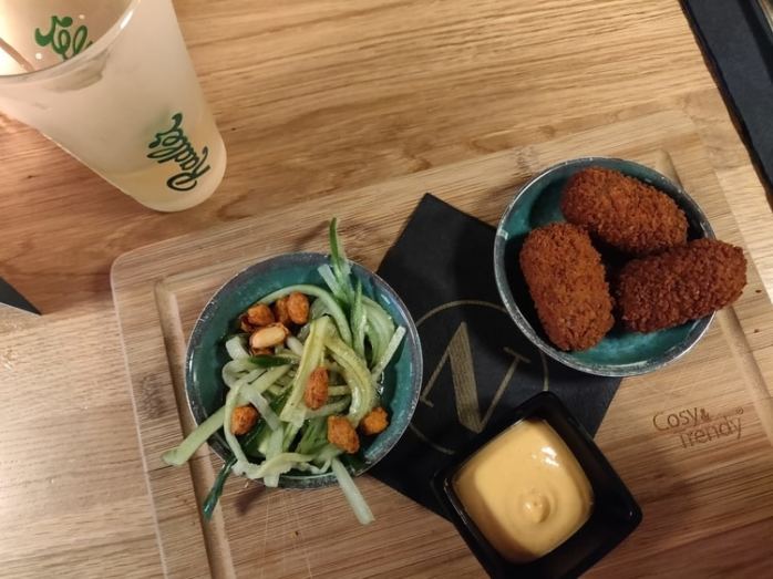 De rendangkroketjes met komkommer